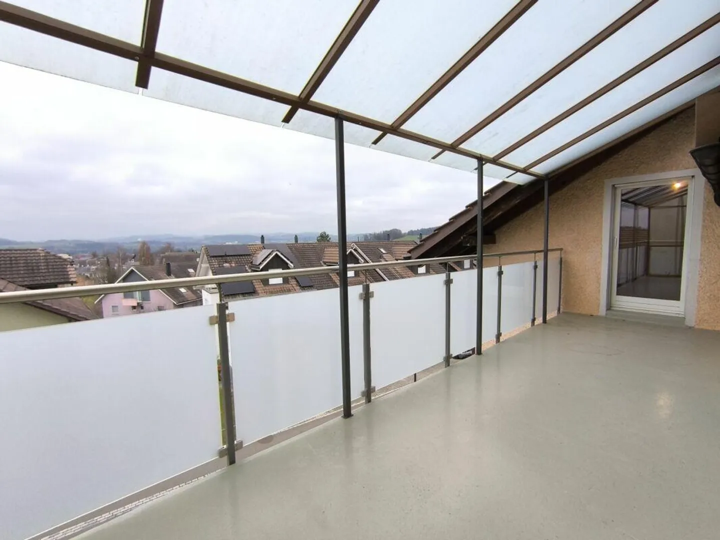 Attraktive 5.5-Zimmer-Dachwohnung mit Cheminée in Zuzwil - per sofo... - Foto 8 von 8