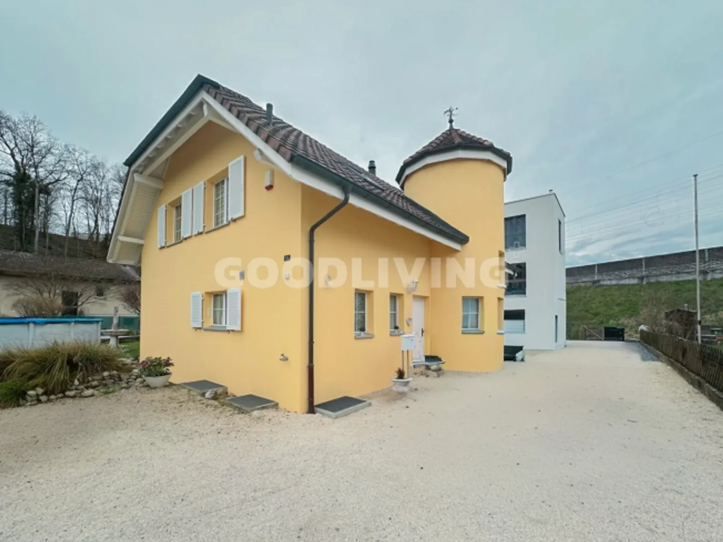 Single house for sale - Photo 1 of 10