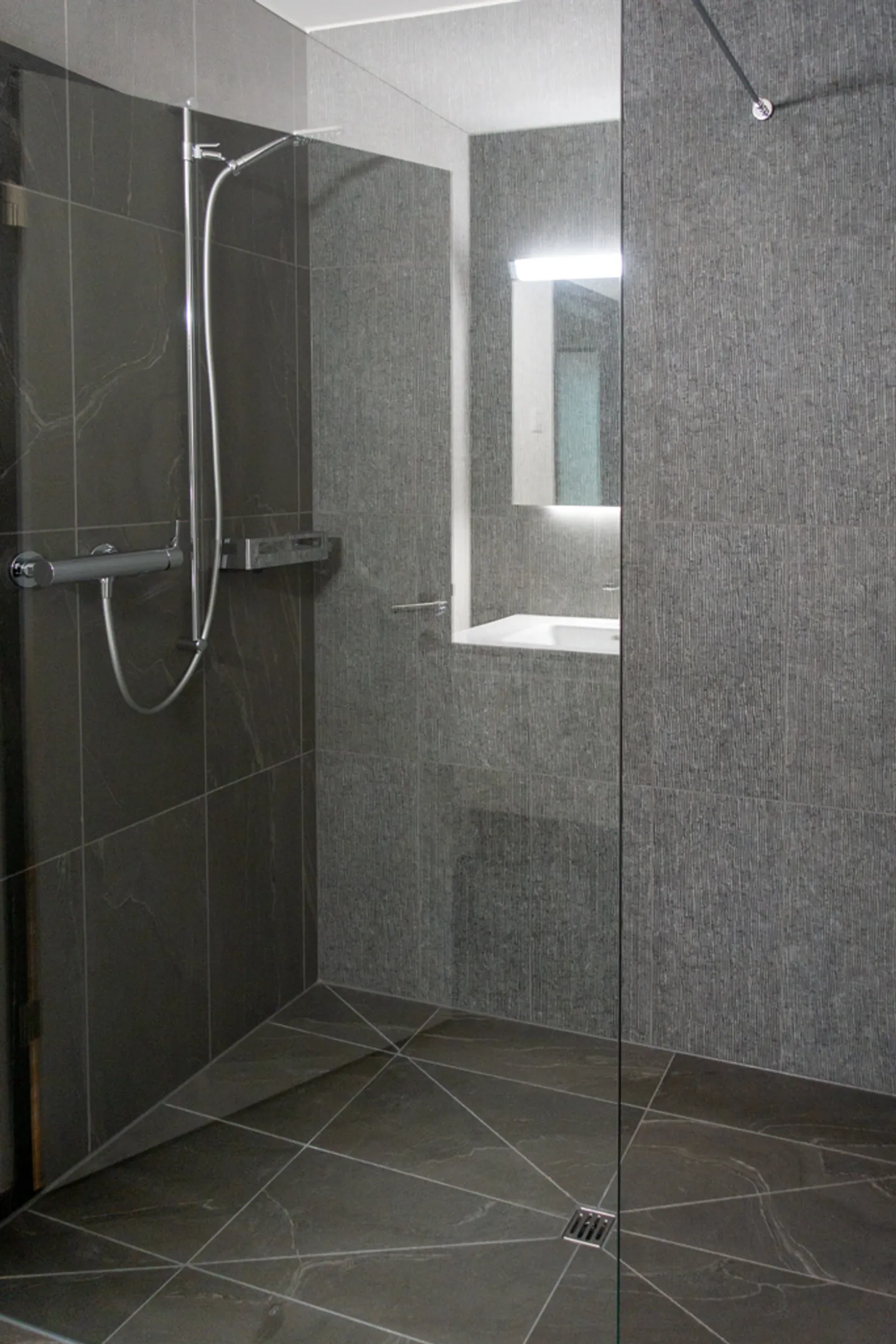 Lichtdurchflutete Wohnung in Niederurnen - Foto 12 von 13