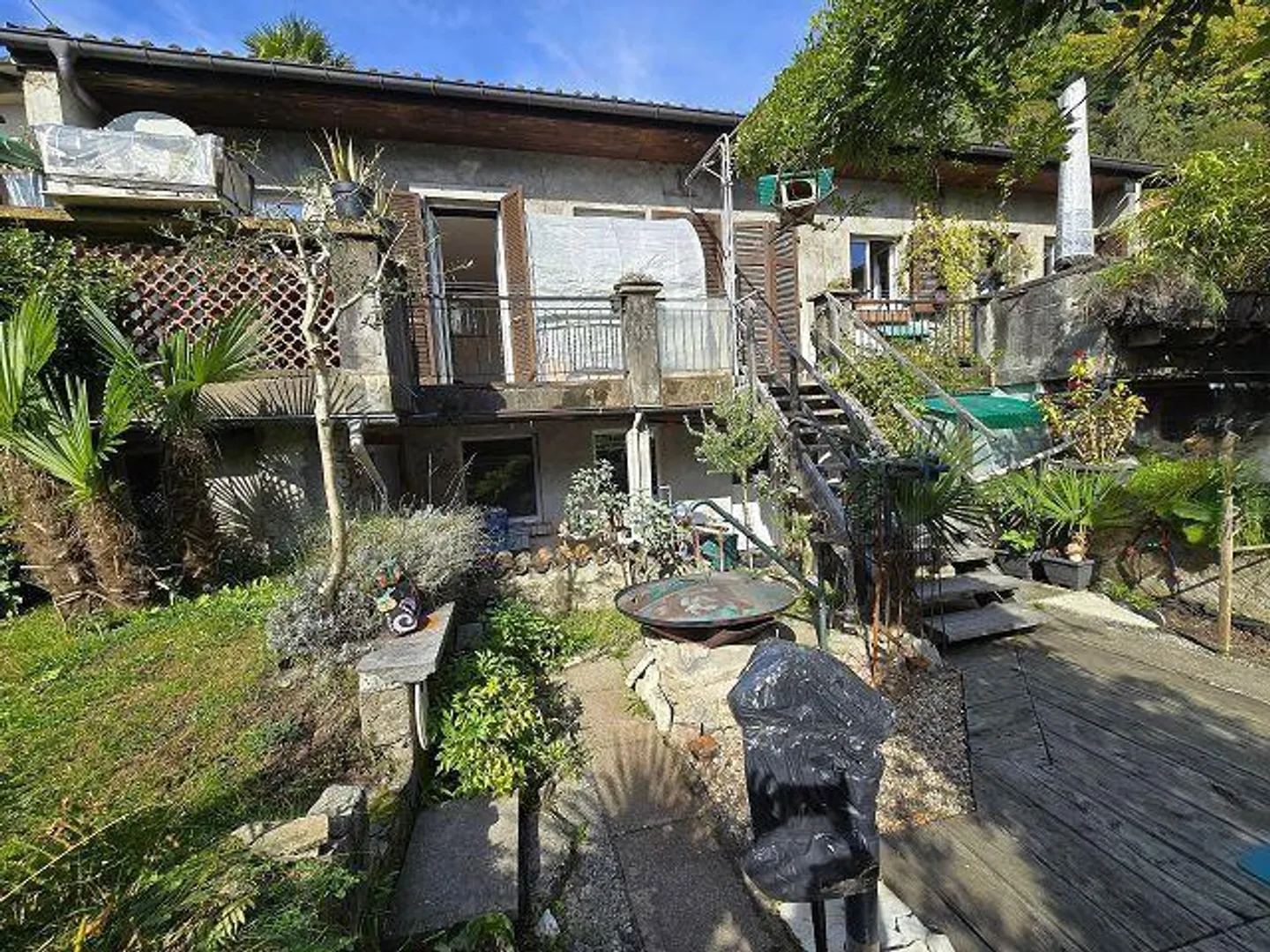 Casa rustica nel nucleo con grande giardino - Foto 1 di 48
