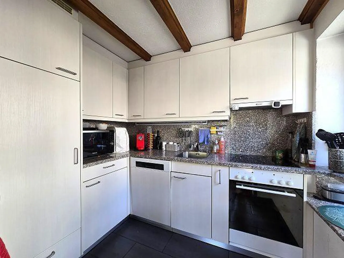 Casa rustica nel nucleo con grande giardino - Foto 10 di 48