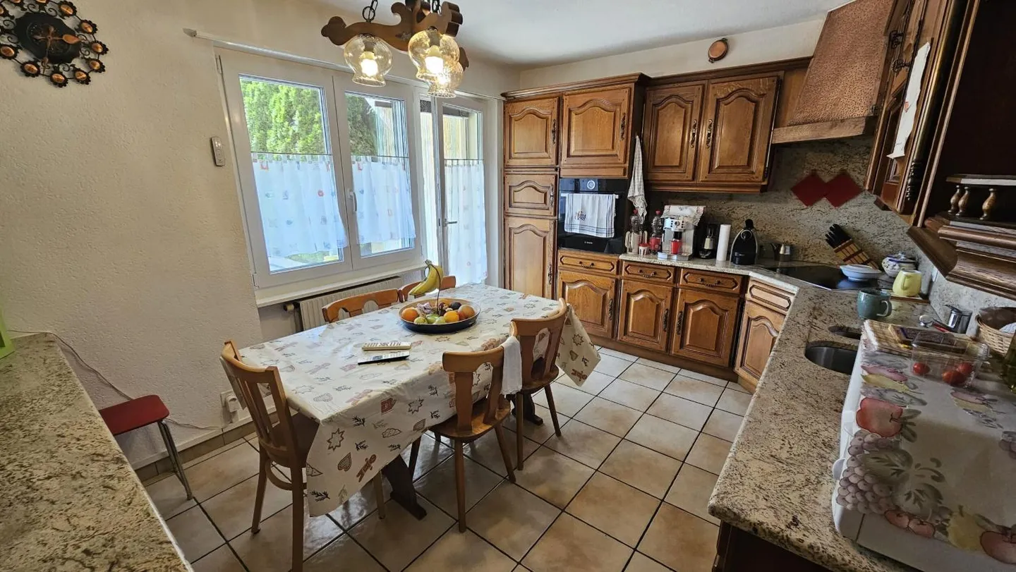 Charming Family Home with Garden - Photo 8 of 11