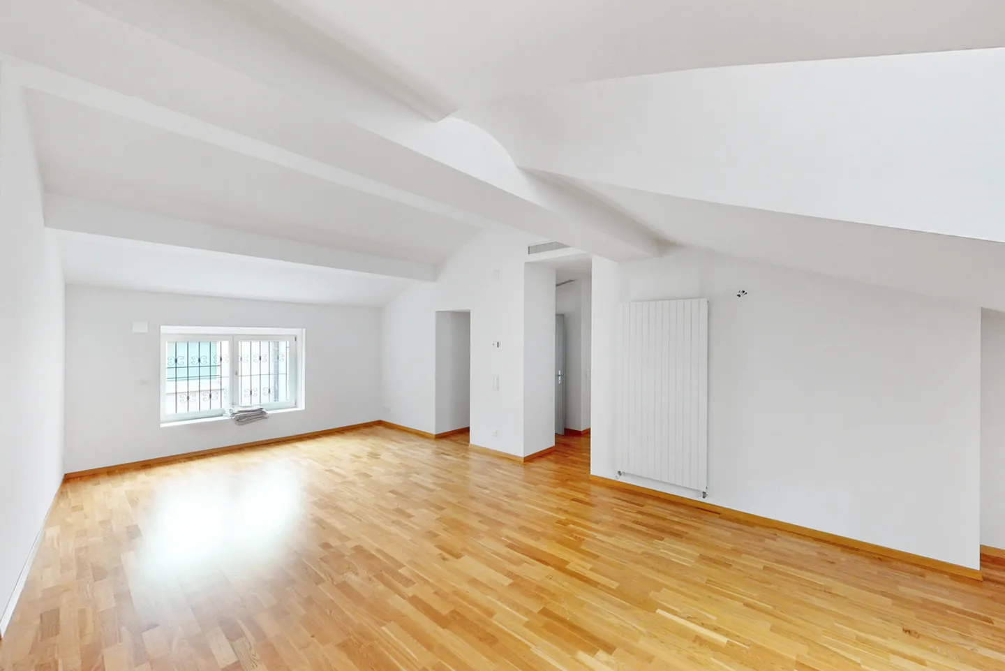 5 CHAMBRES DANS UN IMMEUBLE D'ÉPOQUE AU COEUR DE LUGANO - Photo 2 sur 13