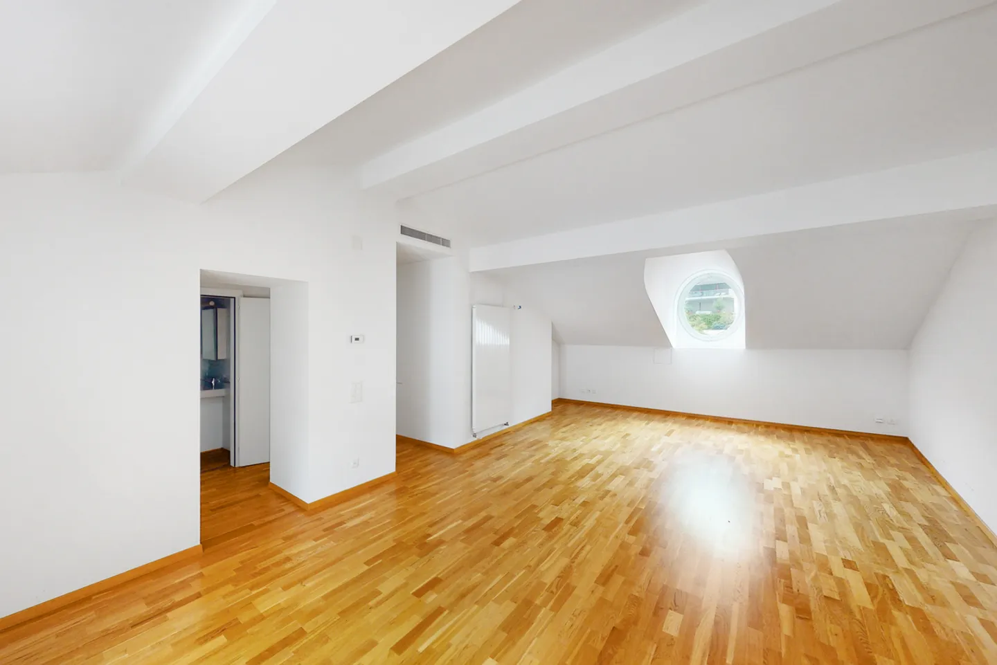 5 CHAMBRES DANS UN IMMEUBLE D'ÉPOQUE AU COEUR DE LUGANO - Photo 3 sur 13