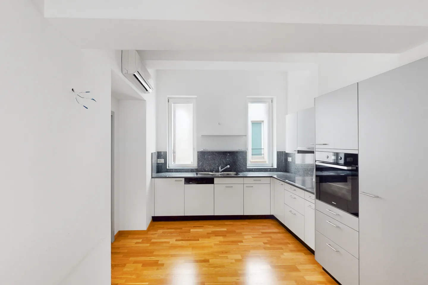 5 CHAMBRES DANS UN IMMEUBLE D'ÉPOQUE AU COEUR DE LUGANO - Photo 4 sur 13