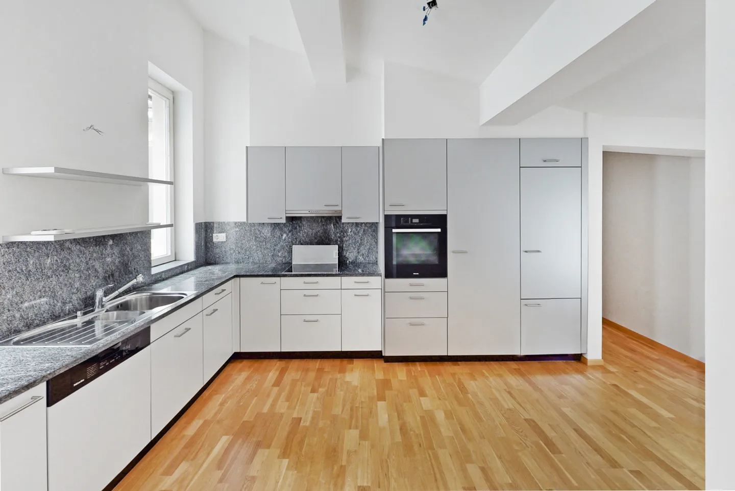 5 CHAMBRES DANS UN IMMEUBLE D'ÉPOQUE AU COEUR DE LUGANO - Photo 5 sur 13