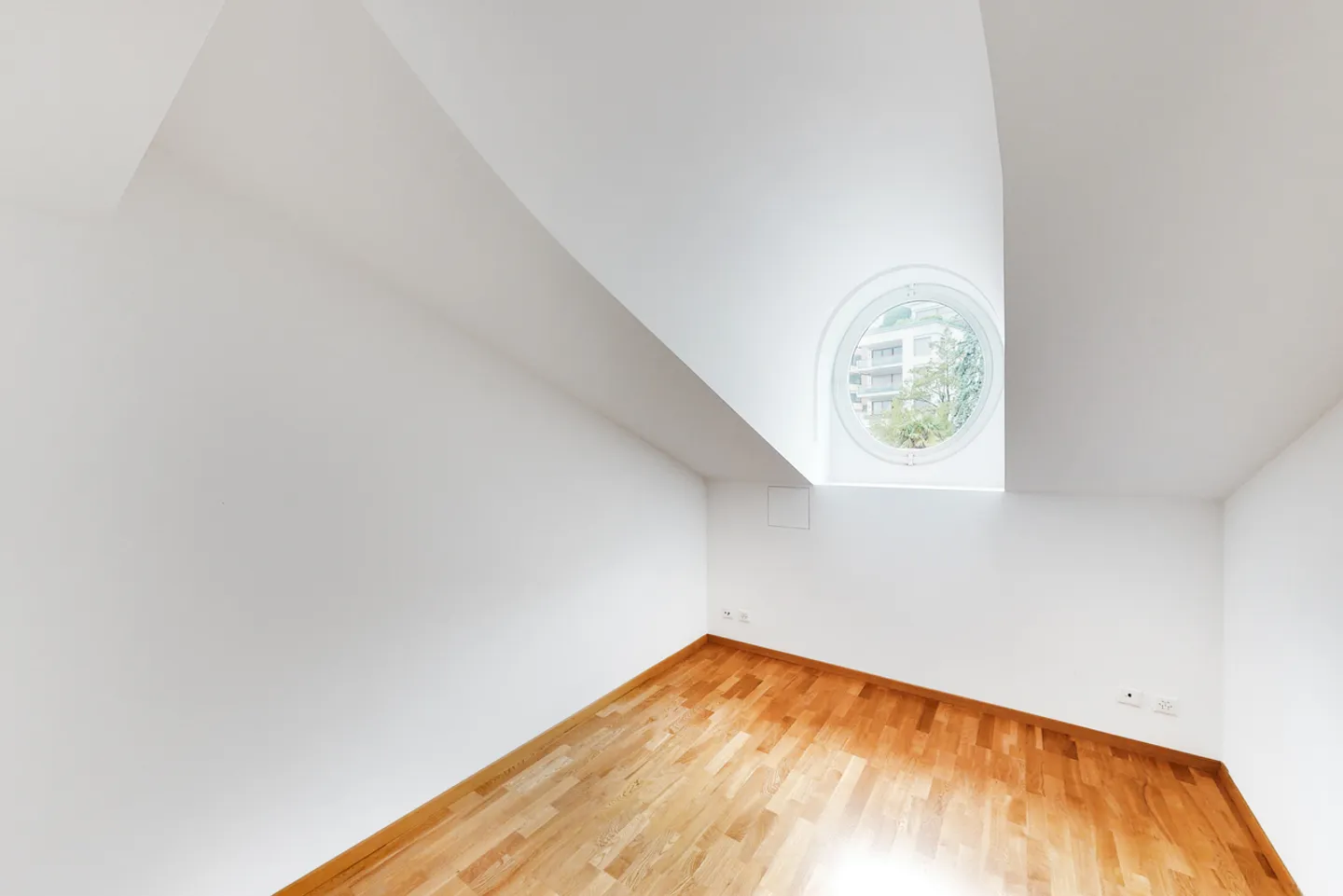 5 CHAMBRES DANS UN IMMEUBLE D'ÉPOQUE AU COEUR DE LUGANO - Photo 7 sur 13