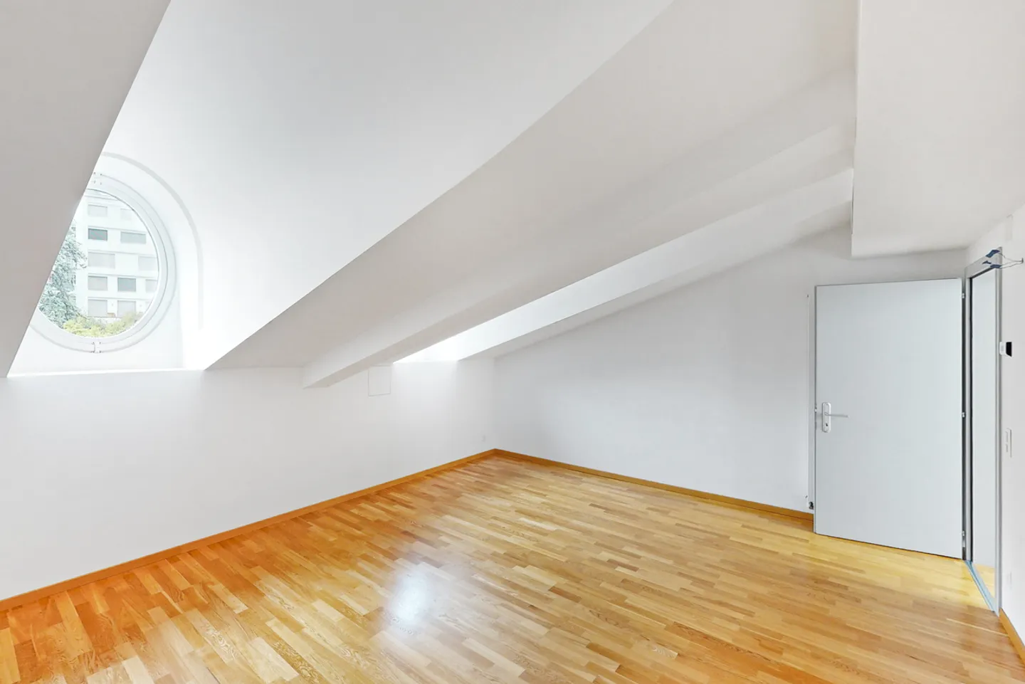 5 CHAMBRES DANS UN IMMEUBLE D'ÉPOQUE AU COEUR DE LUGANO - Photo 8 sur 13