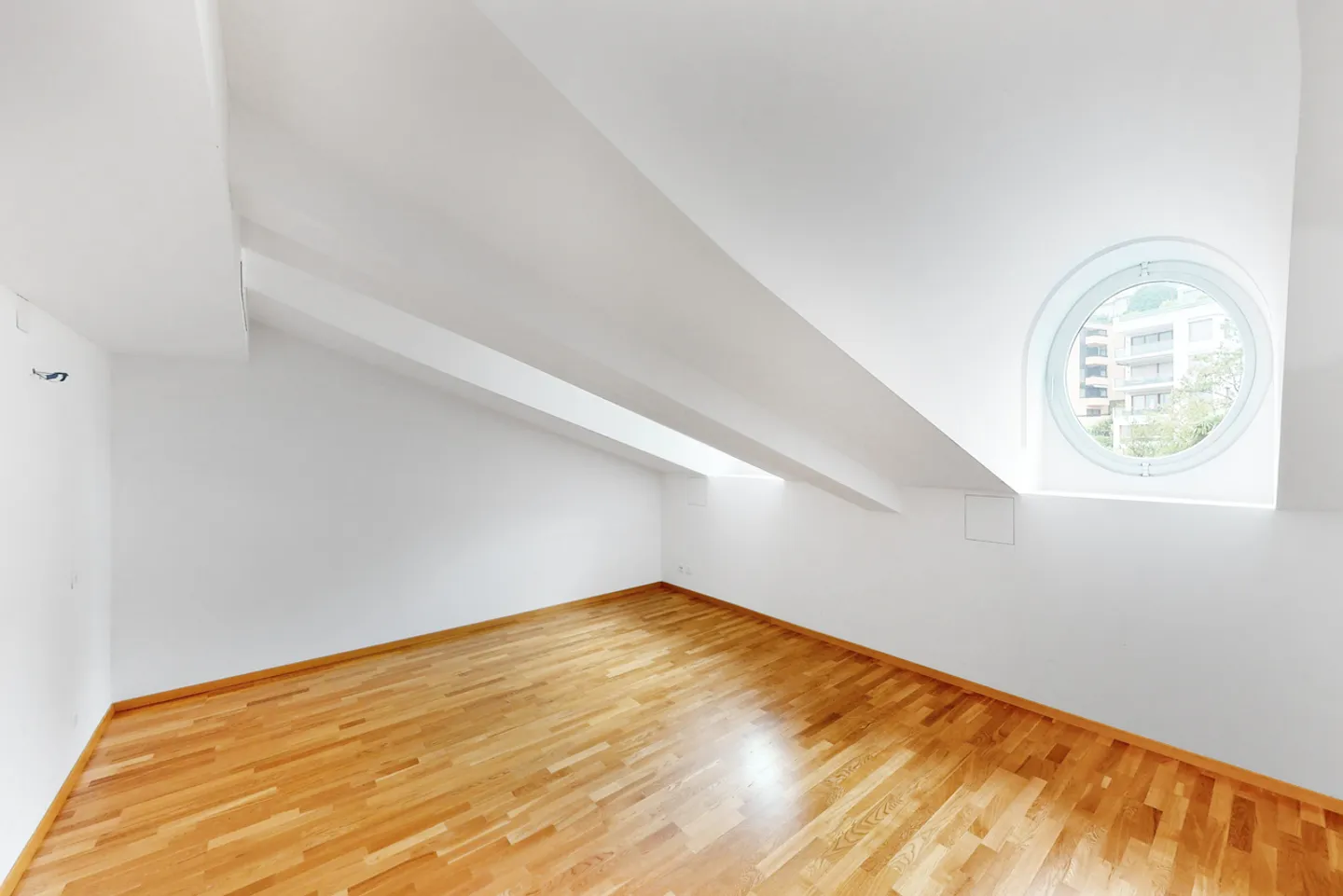 5 CHAMBRES DANS UN IMMEUBLE D'ÉPOQUE AU COEUR DE LUGANO - Photo 9 sur 13