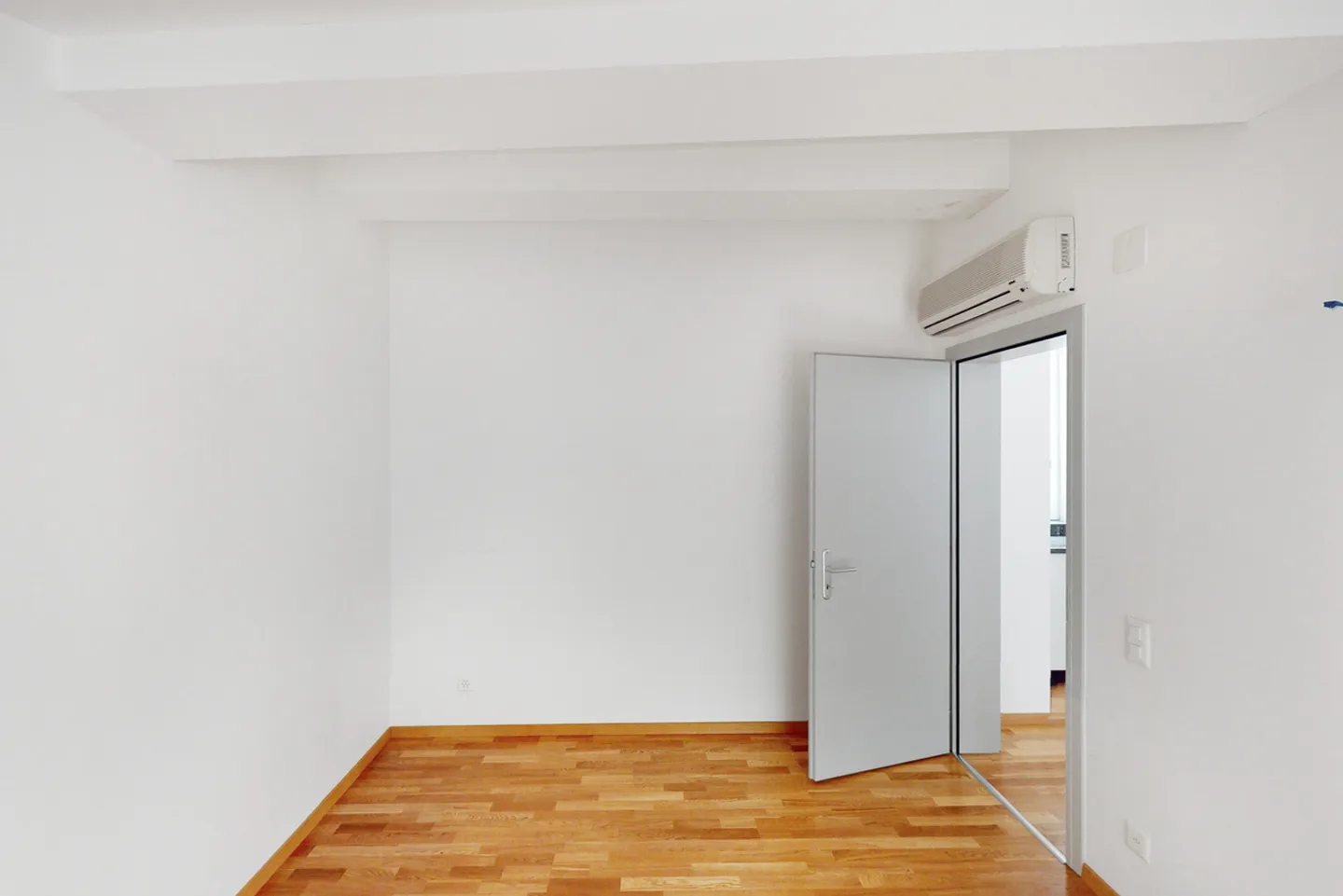 5 CHAMBRES DANS UN IMMEUBLE D'ÉPOQUE AU COEUR DE LUGANO - Photo 13 sur 13