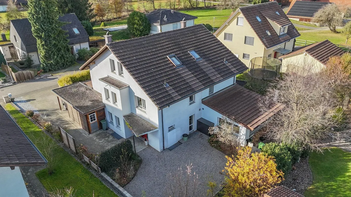 Arrive and feel at home: 6.5-room semi-detached house in a family-friendly residential area - Photo 1 of 13