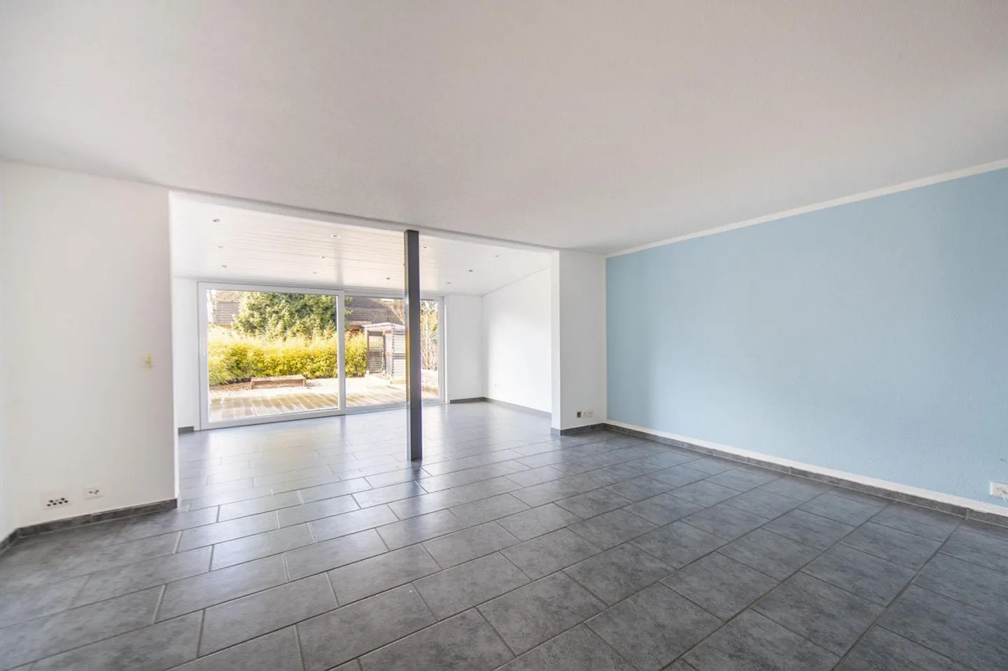 Arrive and feel at home: 6.5-room semi-detached house in a family-friendly residential area - Photo 3 of 13