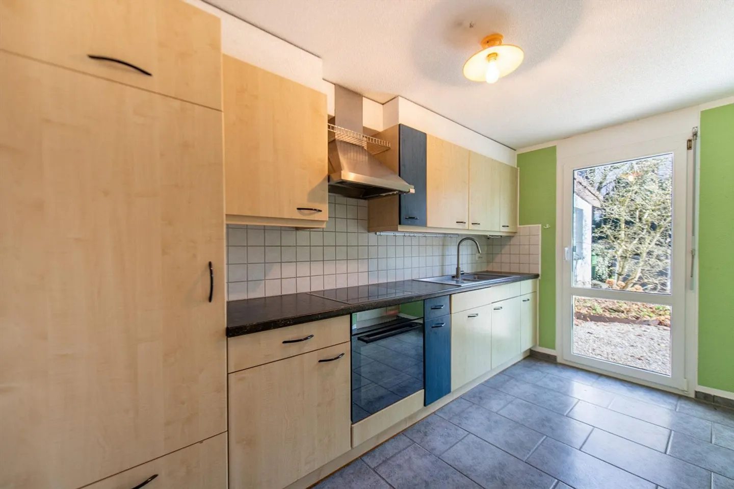 Arrive and feel at home: 6.5-room semi-detached house in a family-friendly residential area - Photo 4 of 13