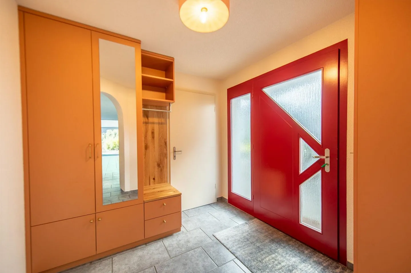 Arrive and feel at home: 6.5-room semi-detached house in a family-friendly residential area - Photo 8 of 13