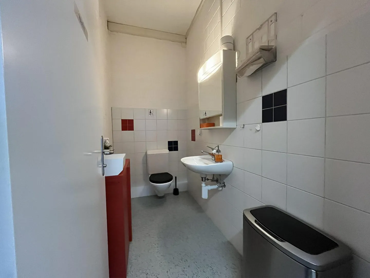 Attractive, bright and developed commercial space - Photo 8 of 9