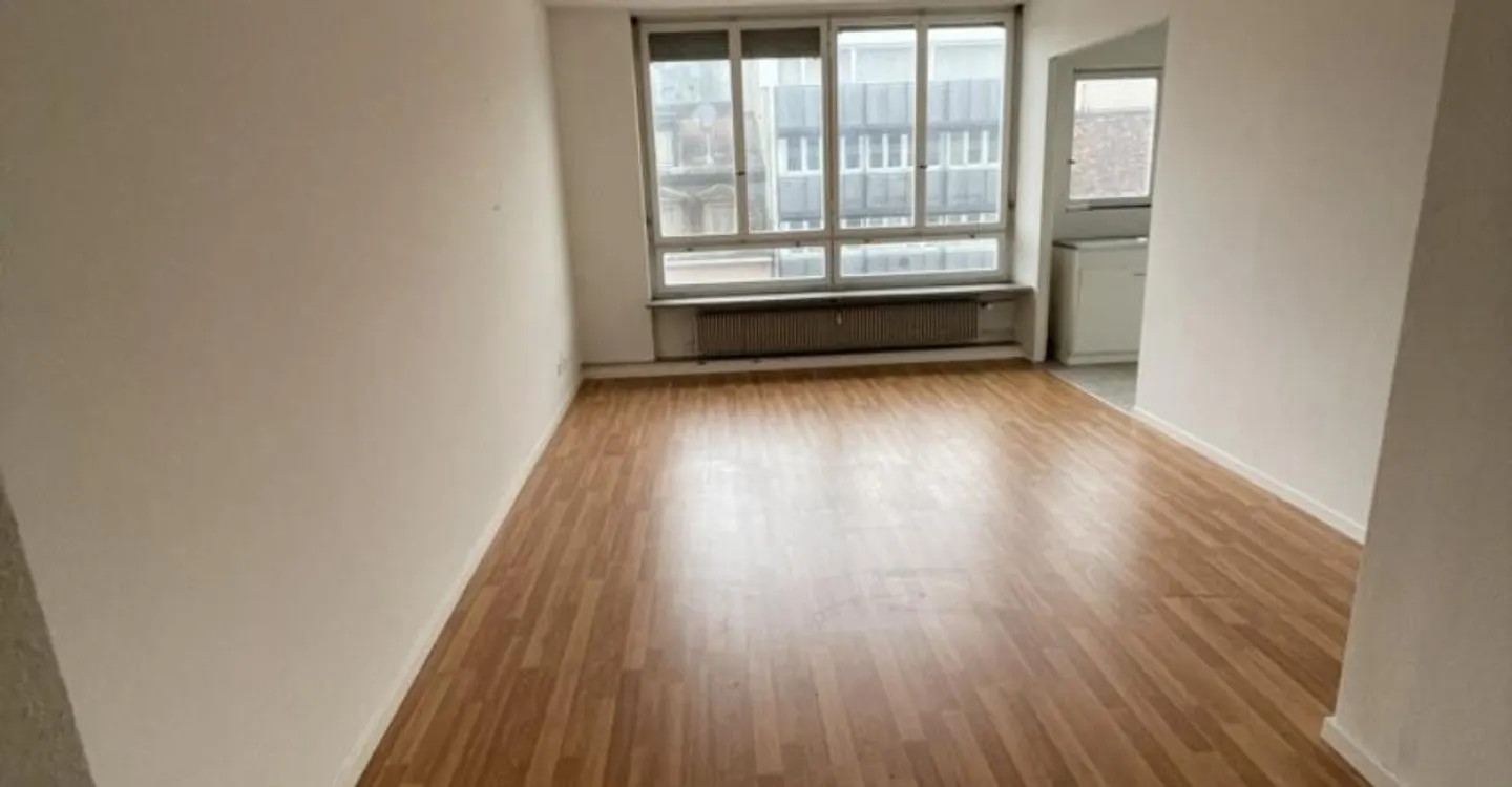 Spacious 1-room apartment in prime central location - Photo 2 of 3
