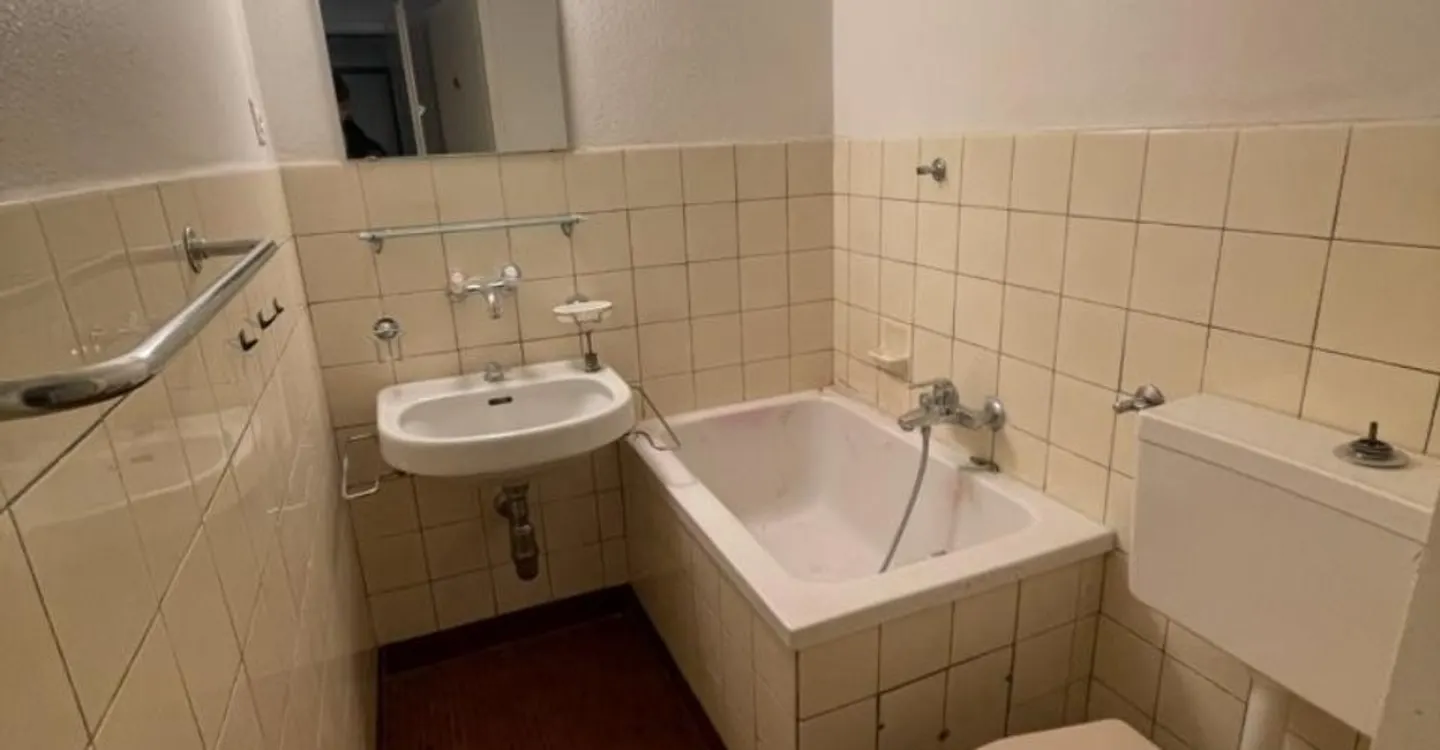 Spacious 1-room apartment in prime central location - Photo 3 of 3