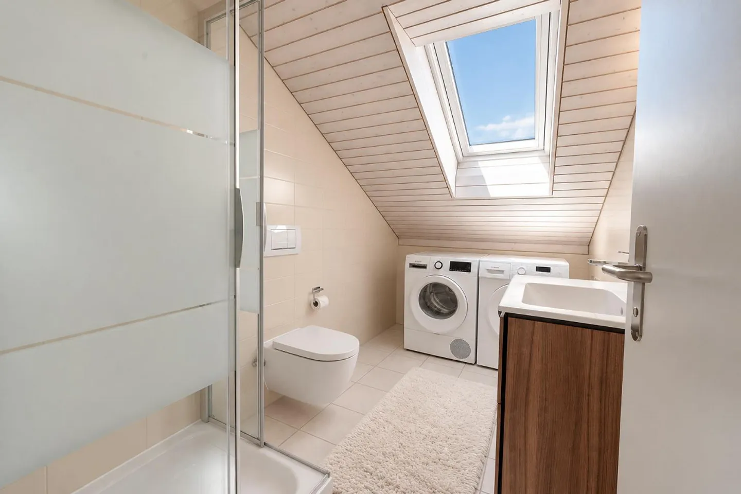 Bright Attic Apartment with Lake View - Photo 4 of 13