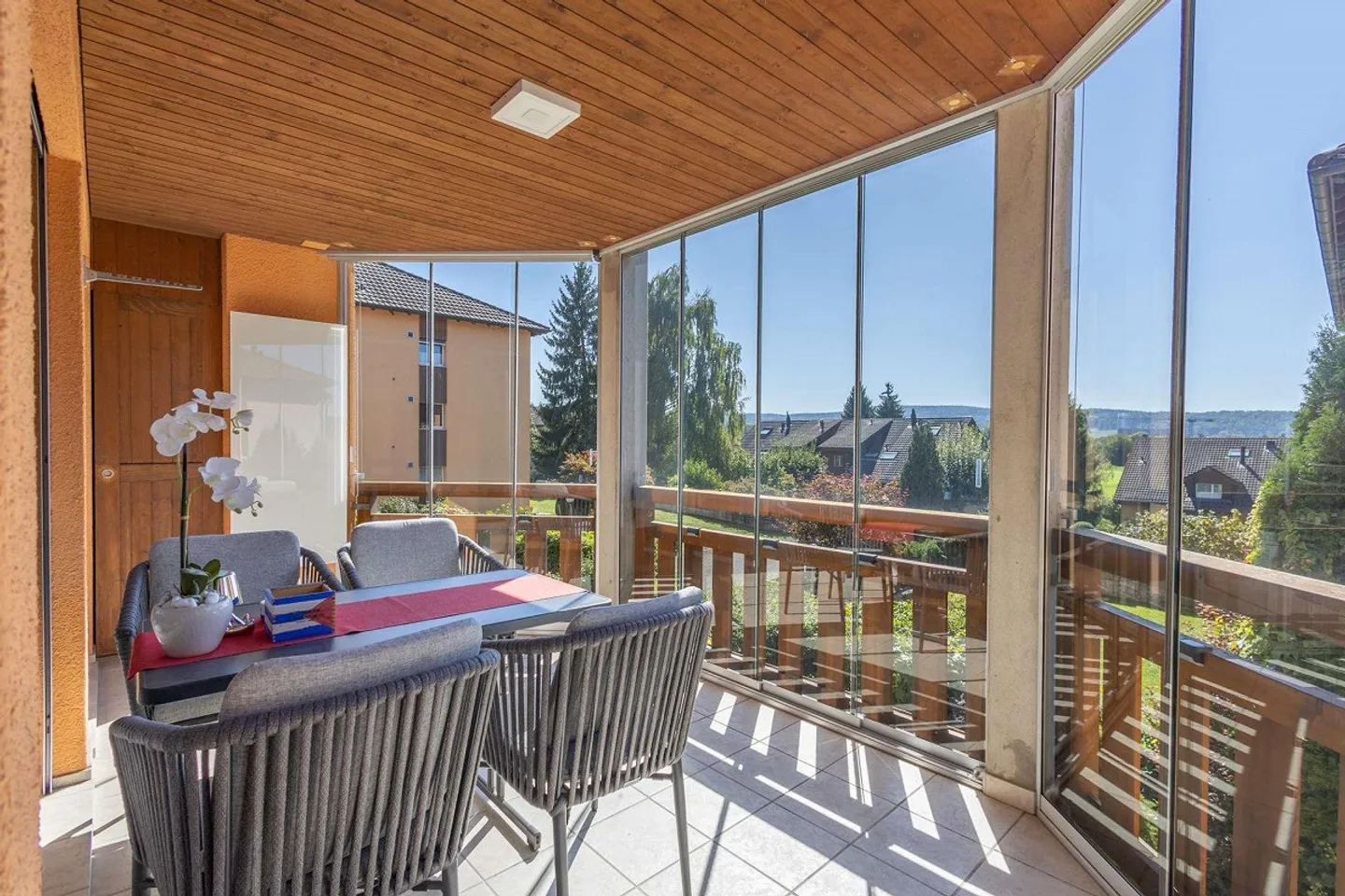 Appartamento 3.5 camere ristrutturato di alta qualità con ulteriore cabina armadio/ufficio - Foto 6 di 9