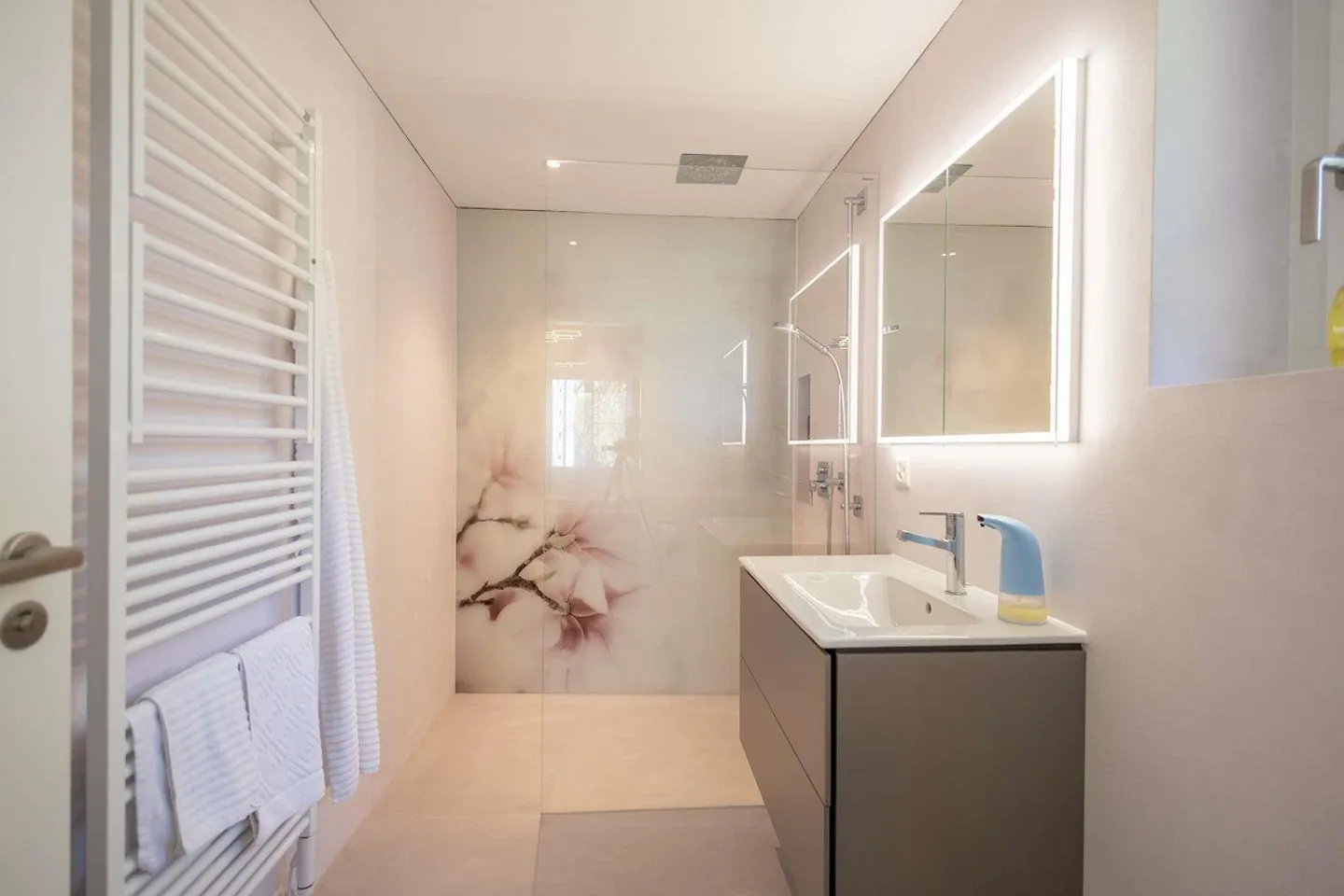 Appartamento 3.5 camere ristrutturato di alta qualità con ulteriore cabina armadio/ufficio - Foto 8 di 9