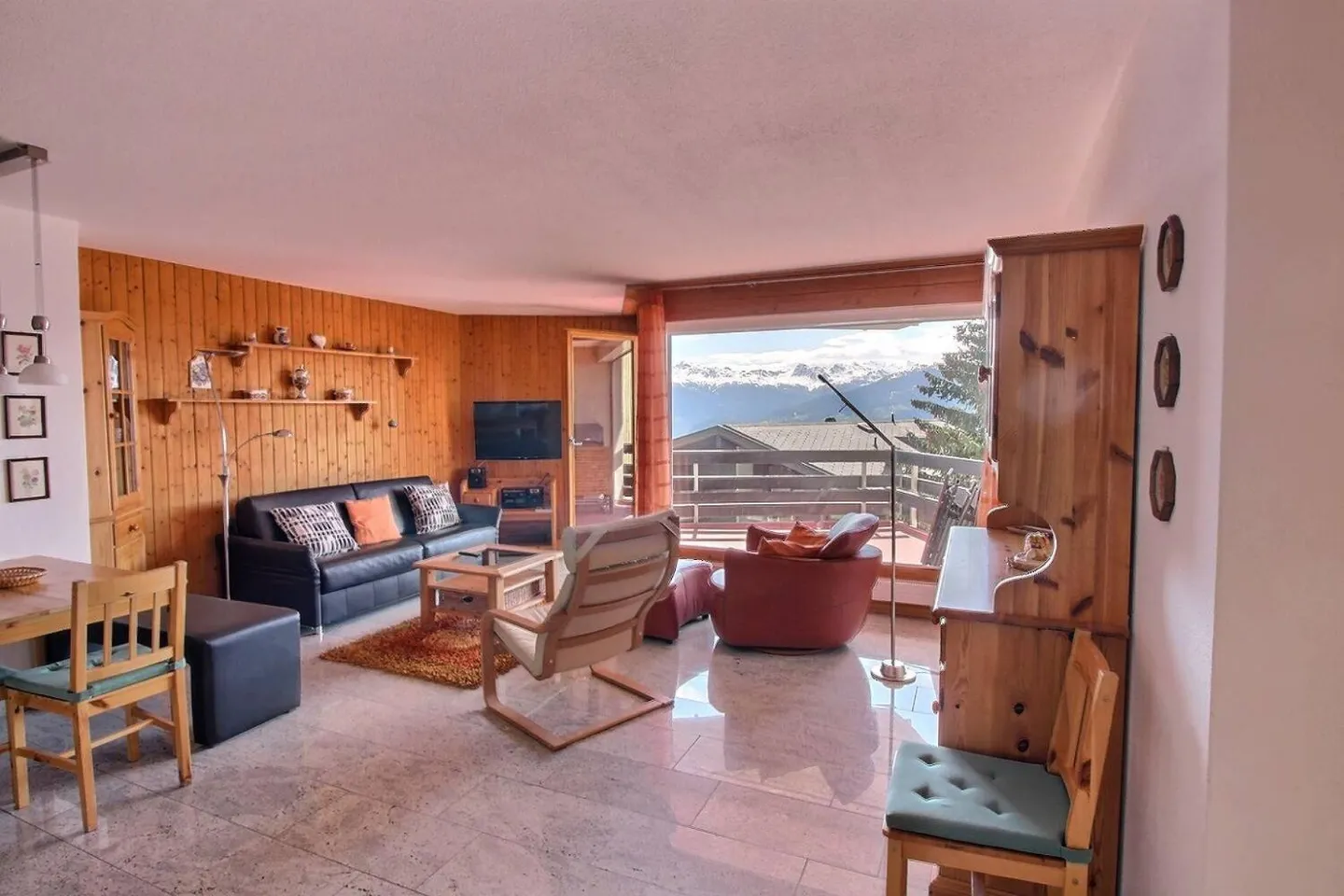 Appartement Charmant avec Vue Alpine - Photo 1 sur 10