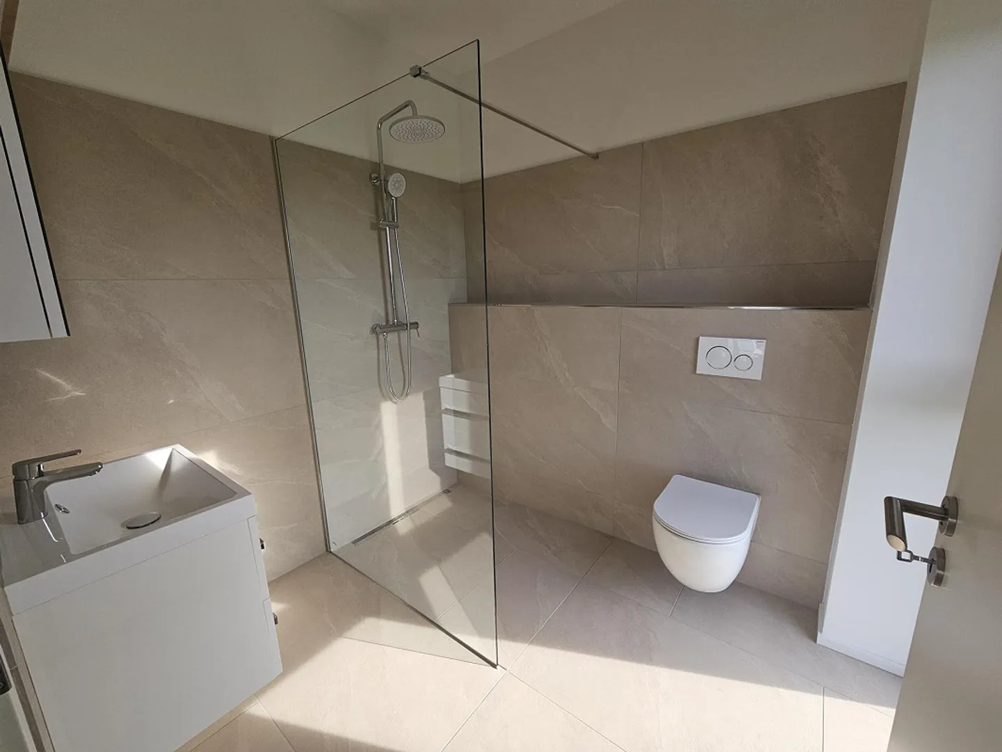 Exclusive, modern living with lake view, first rental, house part - Photo 12 of 19