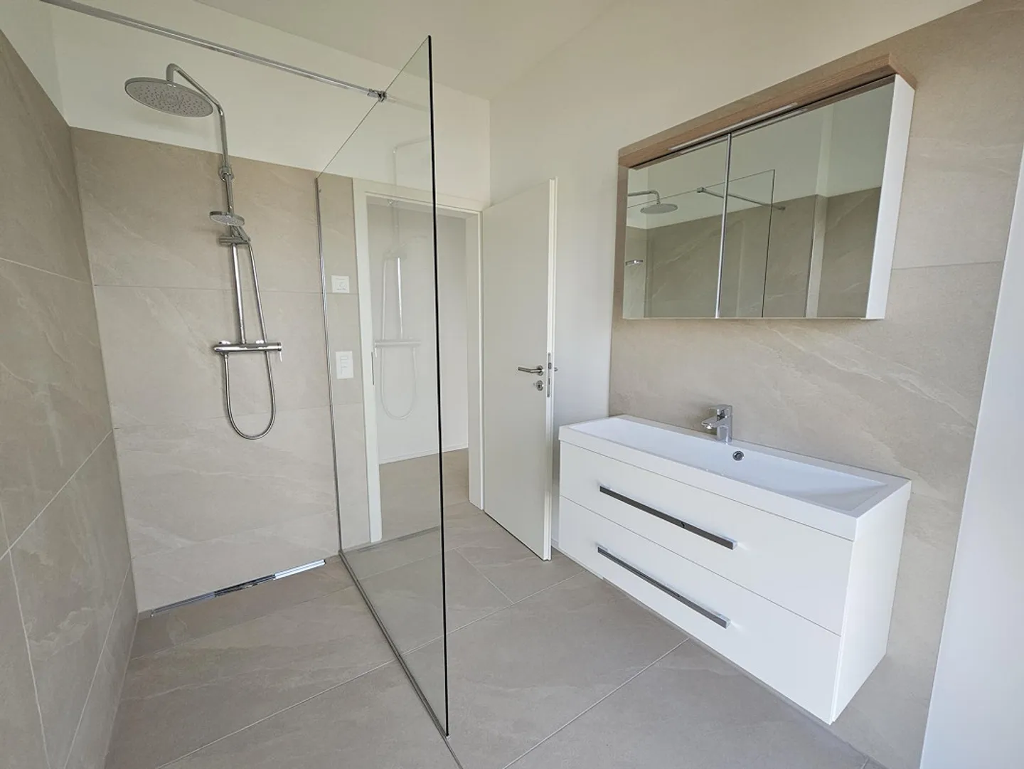 Exclusive, modern living with lake view, first rental, house part - Photo 14 of 19
