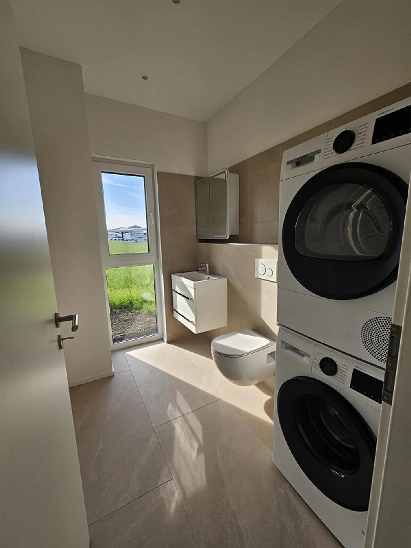 Exclusive, modern living with lake view, first rental, house part - Photo 15 of 19