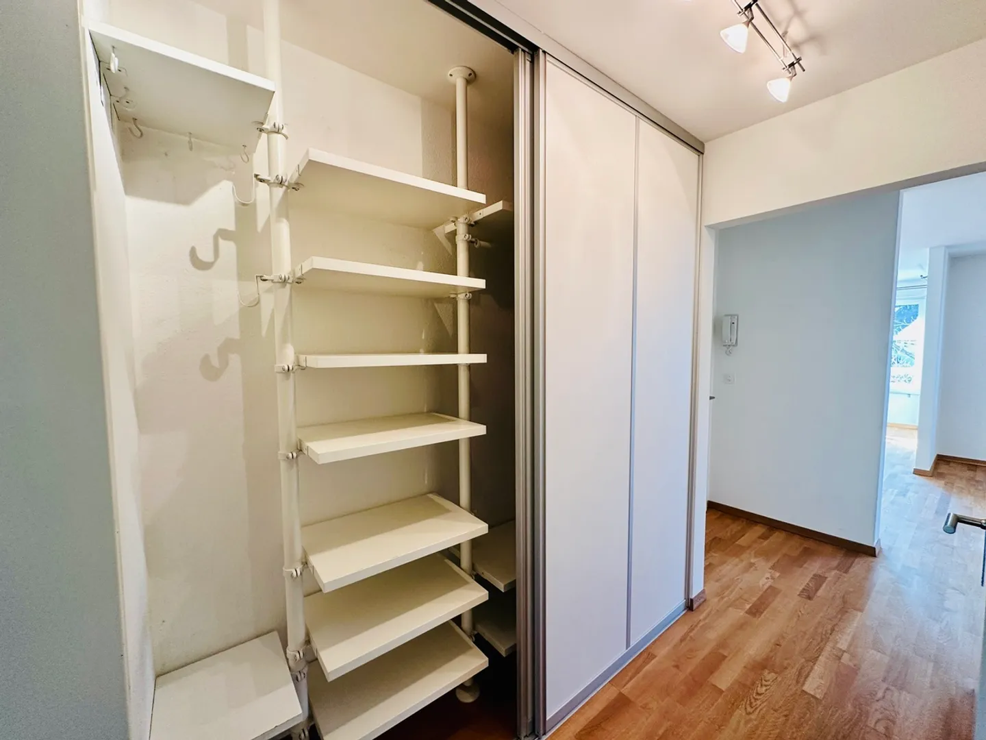Im Grünen gelegene schöne Wohnung mit Lift und Balkon - Foto 6 di 12