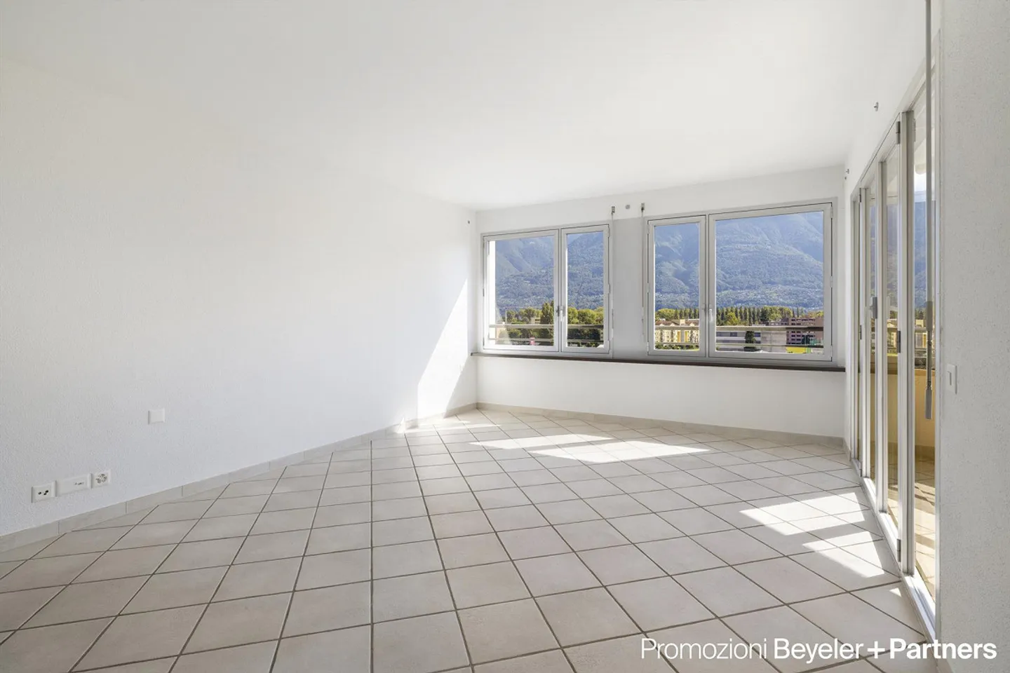 Splendido appartamento 3.5 locali con vista panoramica a Locarno - Foto 2 di 15
