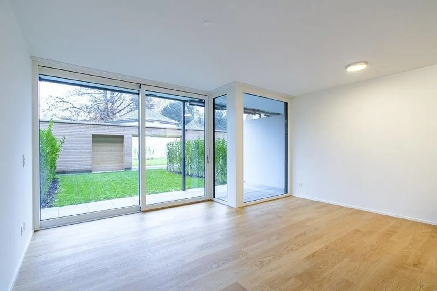 Exclusive 2.5-room apartment with lake view and garden seating area - Photo 2 of 10