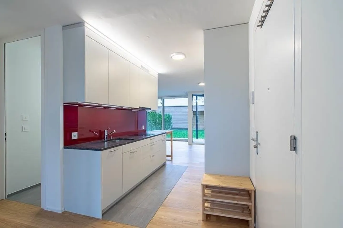Exclusive 2.5-room apartment with lake view and garden seating area - Photo 3 of 10