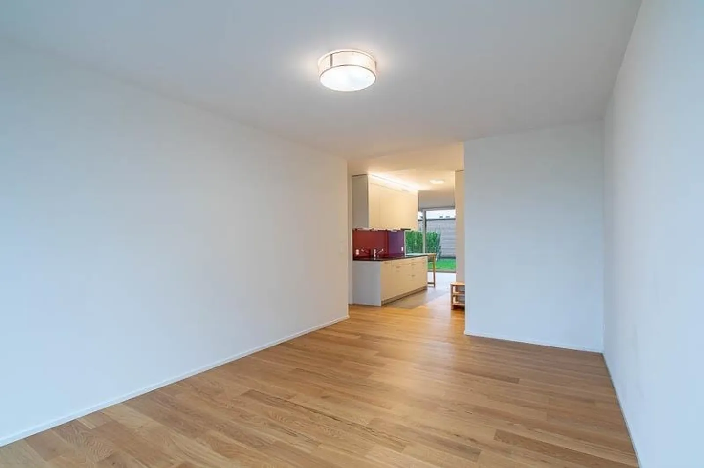 Exclusive 2.5-room apartment with lake view and garden seating area - Photo 6 of 10