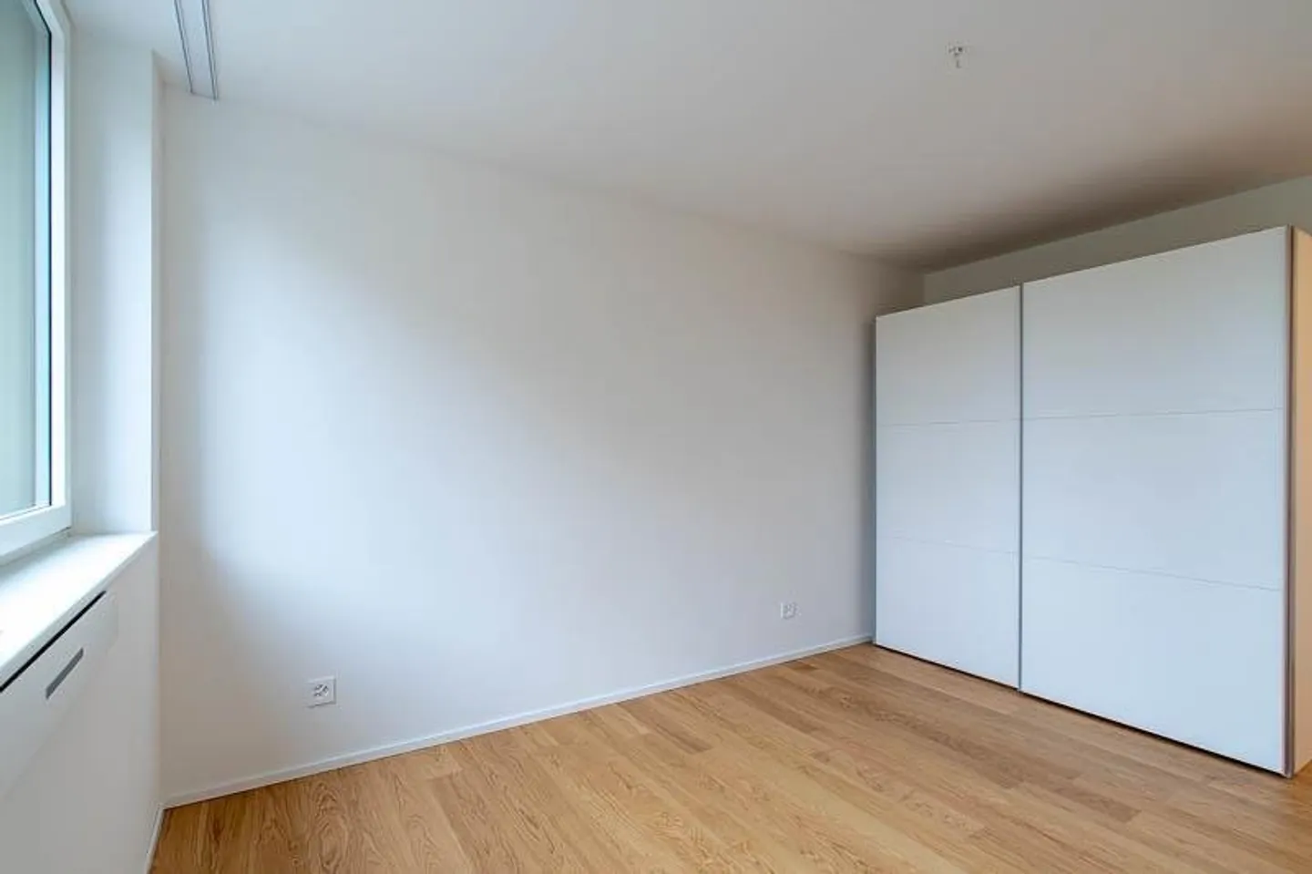Exclusive 2.5-room apartment with lake view and garden seating area - Photo 7 of 10