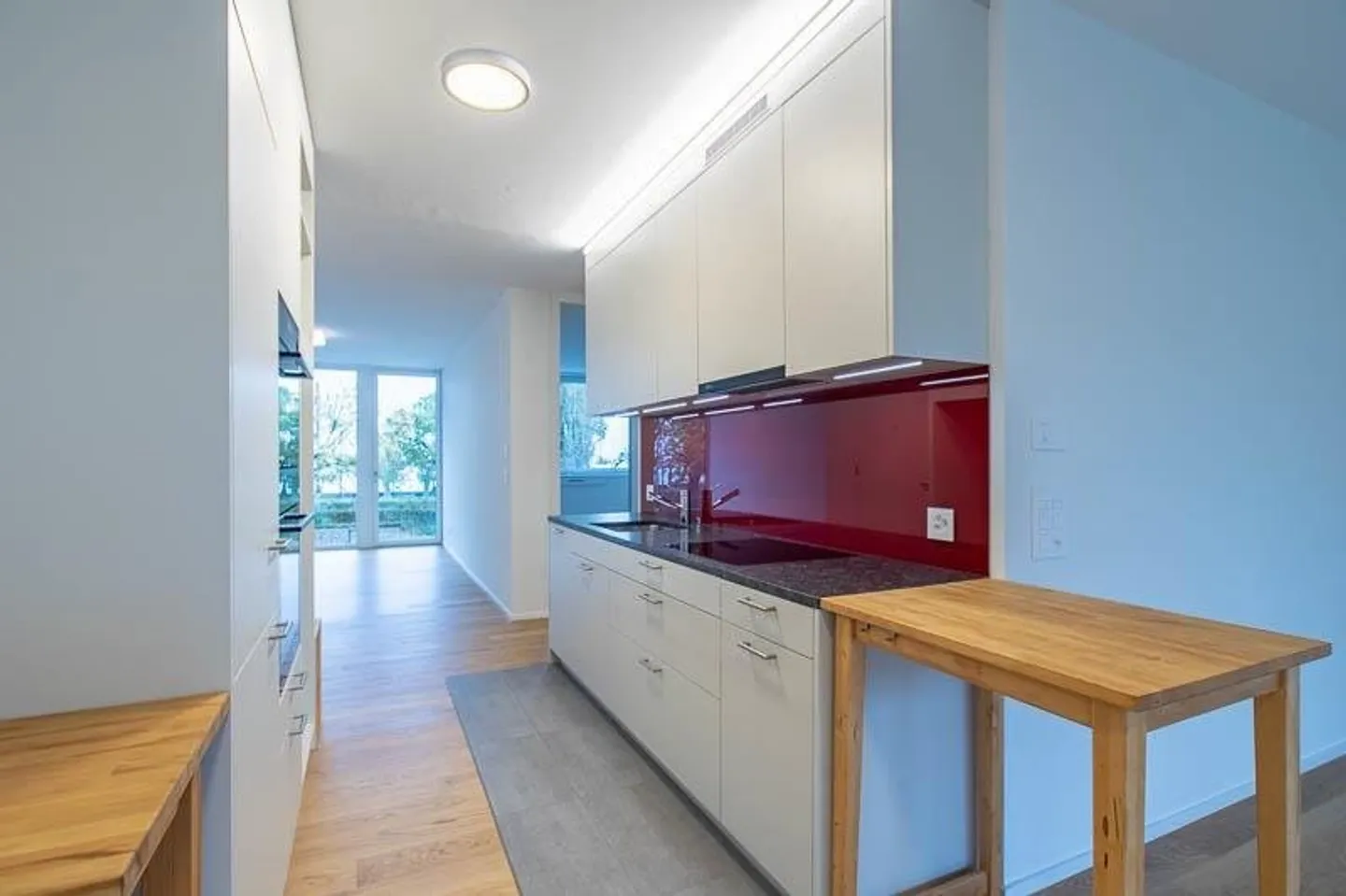 Exclusive 2.5-room apartment with lake view and garden seating area - Photo 4 of 10