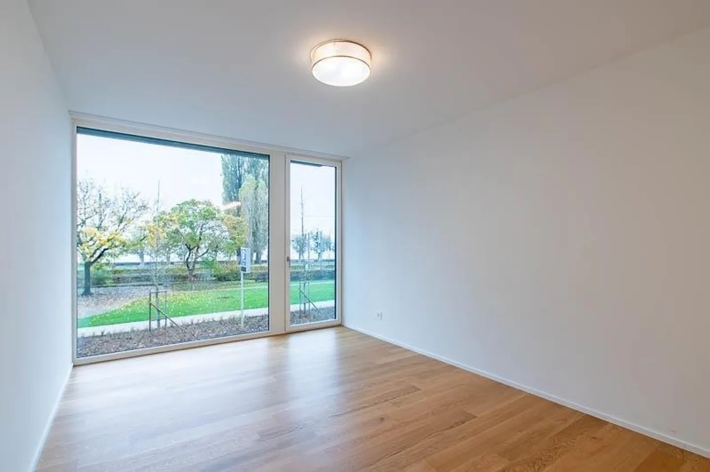Exclusive 2.5-room apartment with lake view and garden seating area - Photo 5 of 10