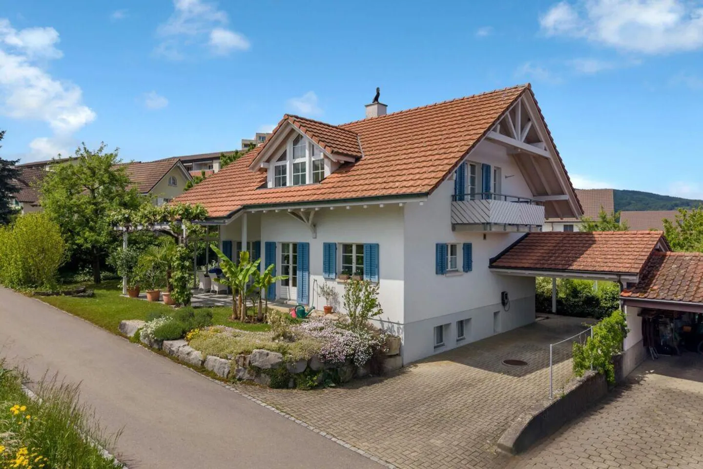 Casa unifamiliare di alta qualità con 6,5 stanze in una zona residenziale tranquilla e elevata! - Foto 1 di 23