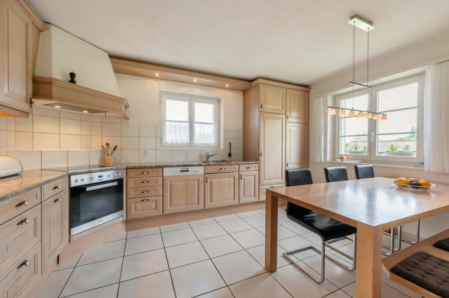 Casa unifamiliare di alta qualità con 6,5 stanze in una zona residenziale tranquilla e elevata! - Foto 5 di 23