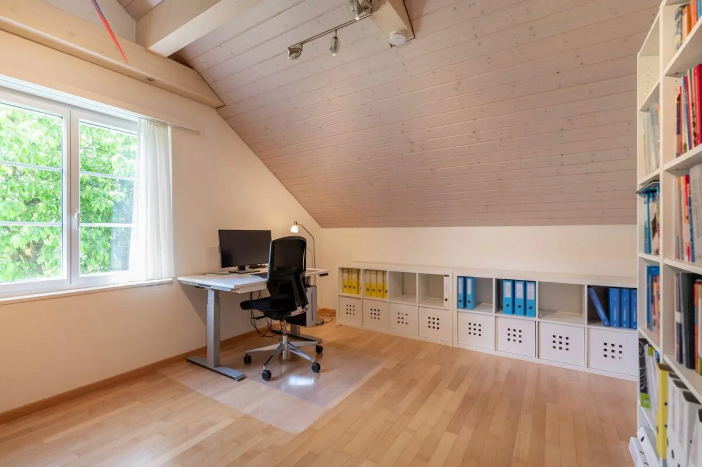 Casa unifamiliare di alta qualità con 6,5 stanze in una zona residenziale tranquilla e elevata! - Foto 14 di 23