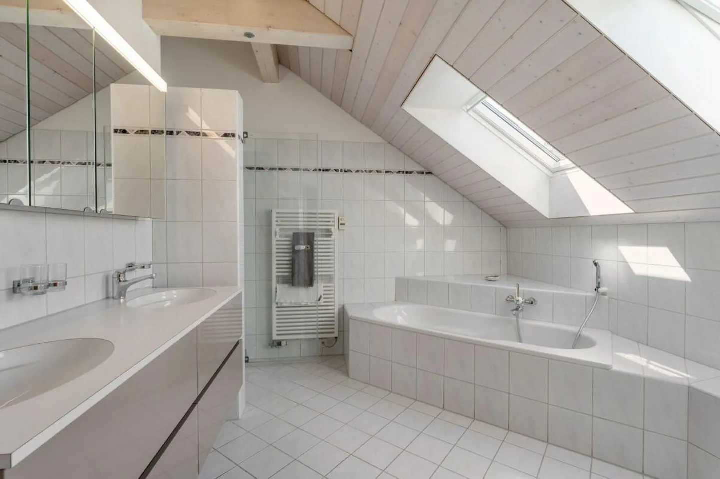 Casa unifamiliare di alta qualità con 6,5 stanze in una zona residenziale tranquilla e elevata! - Foto 15 di 23