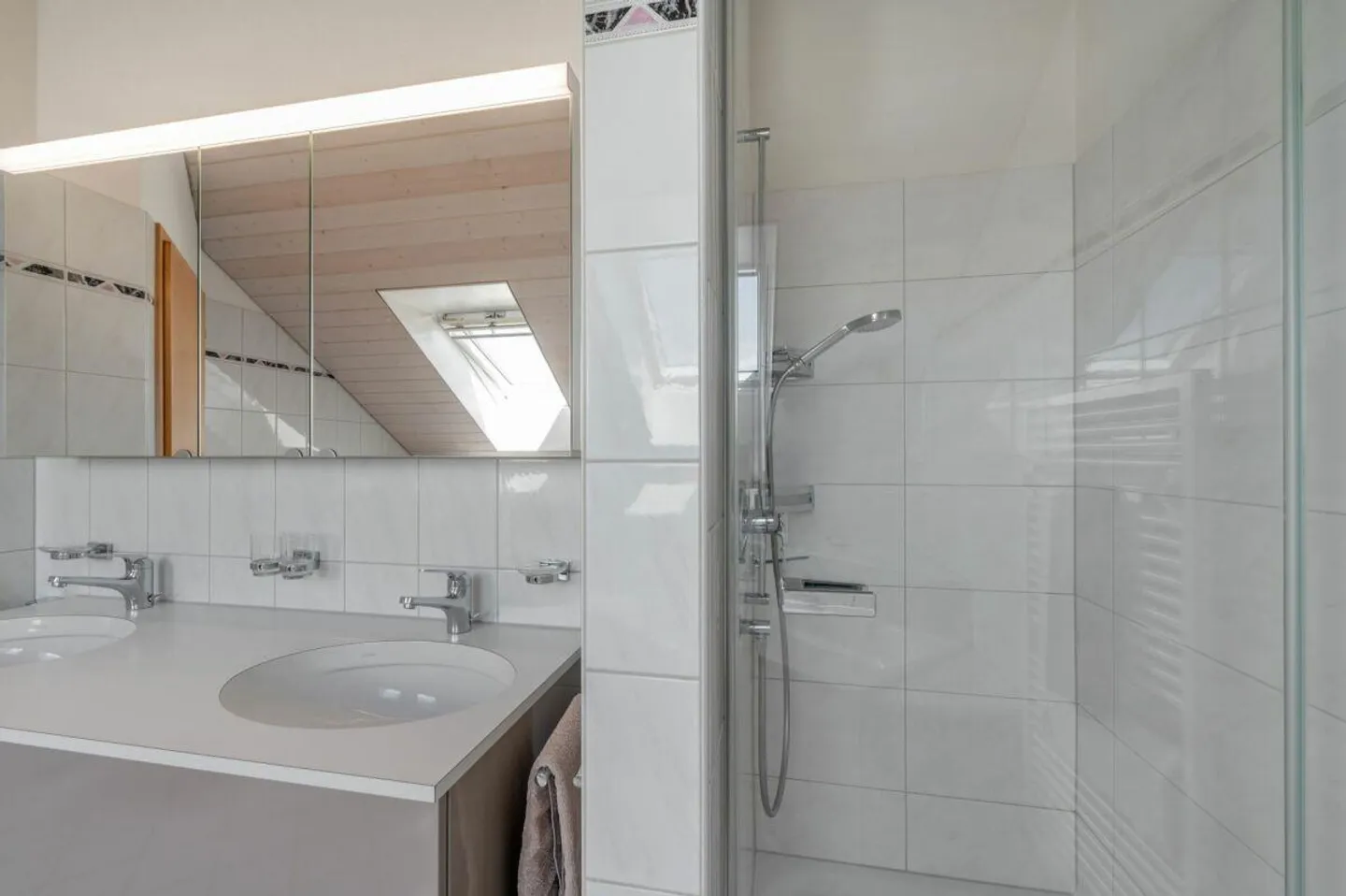 Casa unifamiliare di alta qualità con 6,5 stanze in una zona residenziale tranquilla e elevata! - Foto 16 di 23