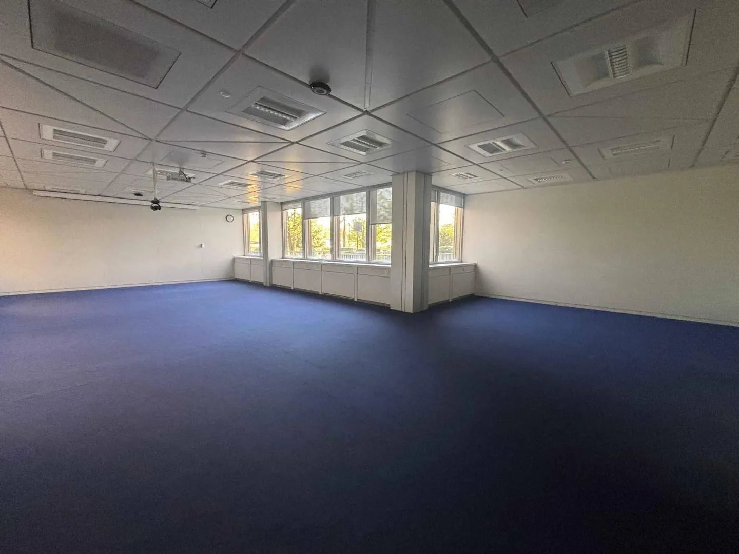 1381 m² di spazi per uffici in affitto, modulari e divisibili a partire da 37 m² - Foto 1 di 11