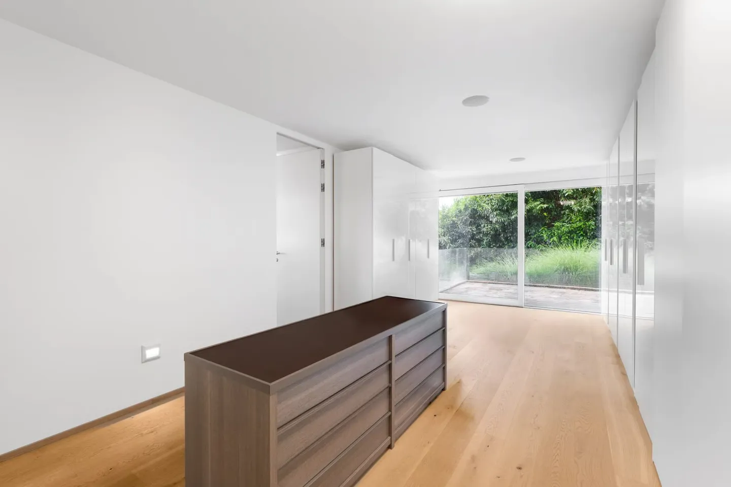Contemporary Villa with Lake Views - Photo 6 of 13