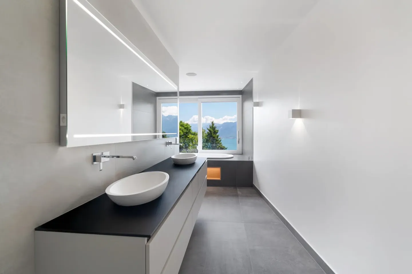 Contemporary Villa with Lake Views - Photo 7 of 13