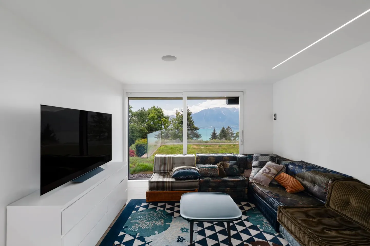 Contemporary Villa with Lake Views - Photo 8 of 13