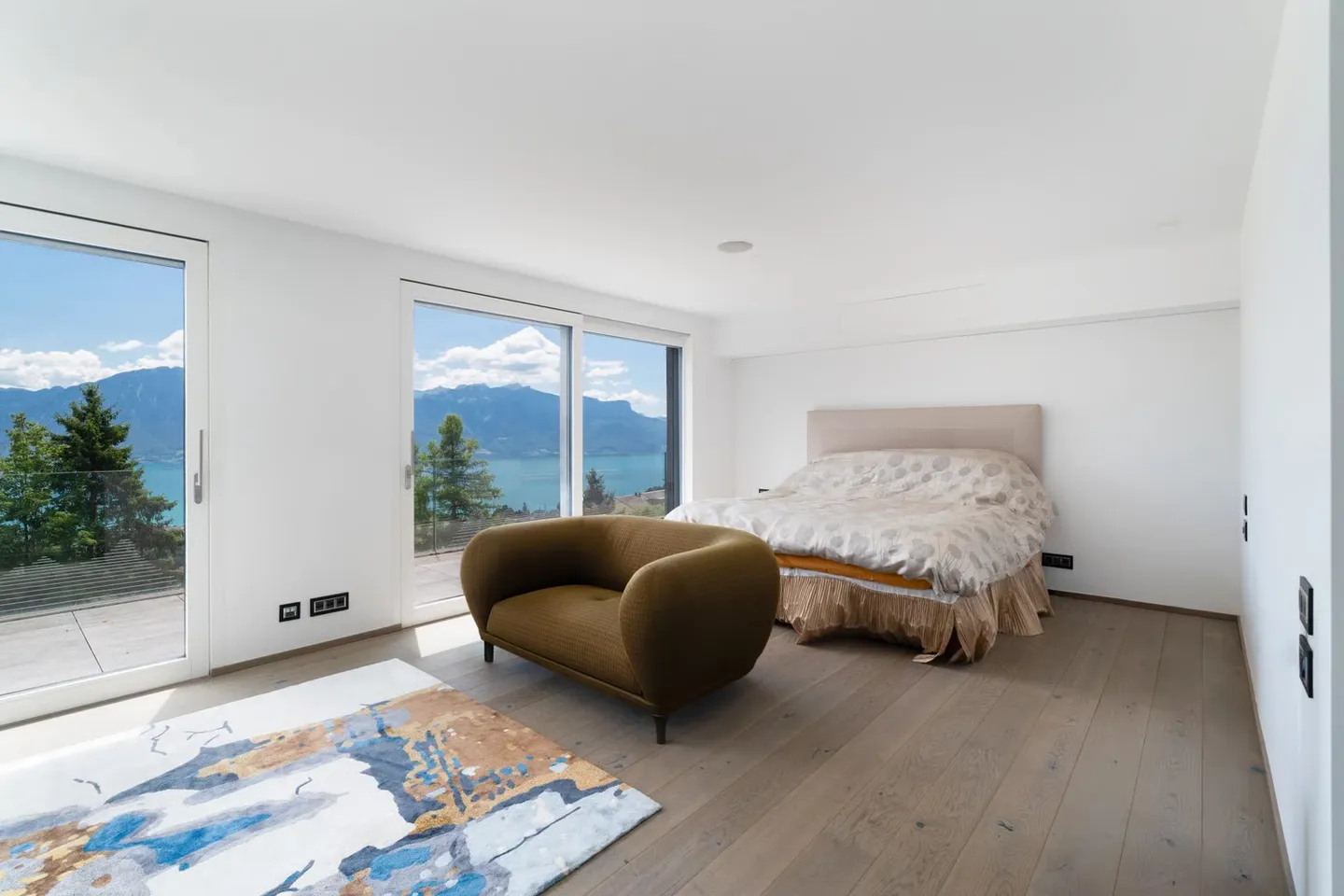 Contemporary Villa with Lake Views - Photo 5 of 13