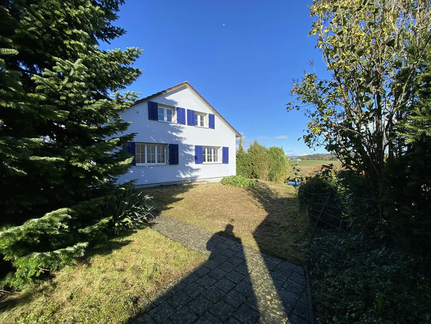 Casa unifamiliare indipendente, parzialmente ristrutturata con grande giardino - Foto 3 di 13