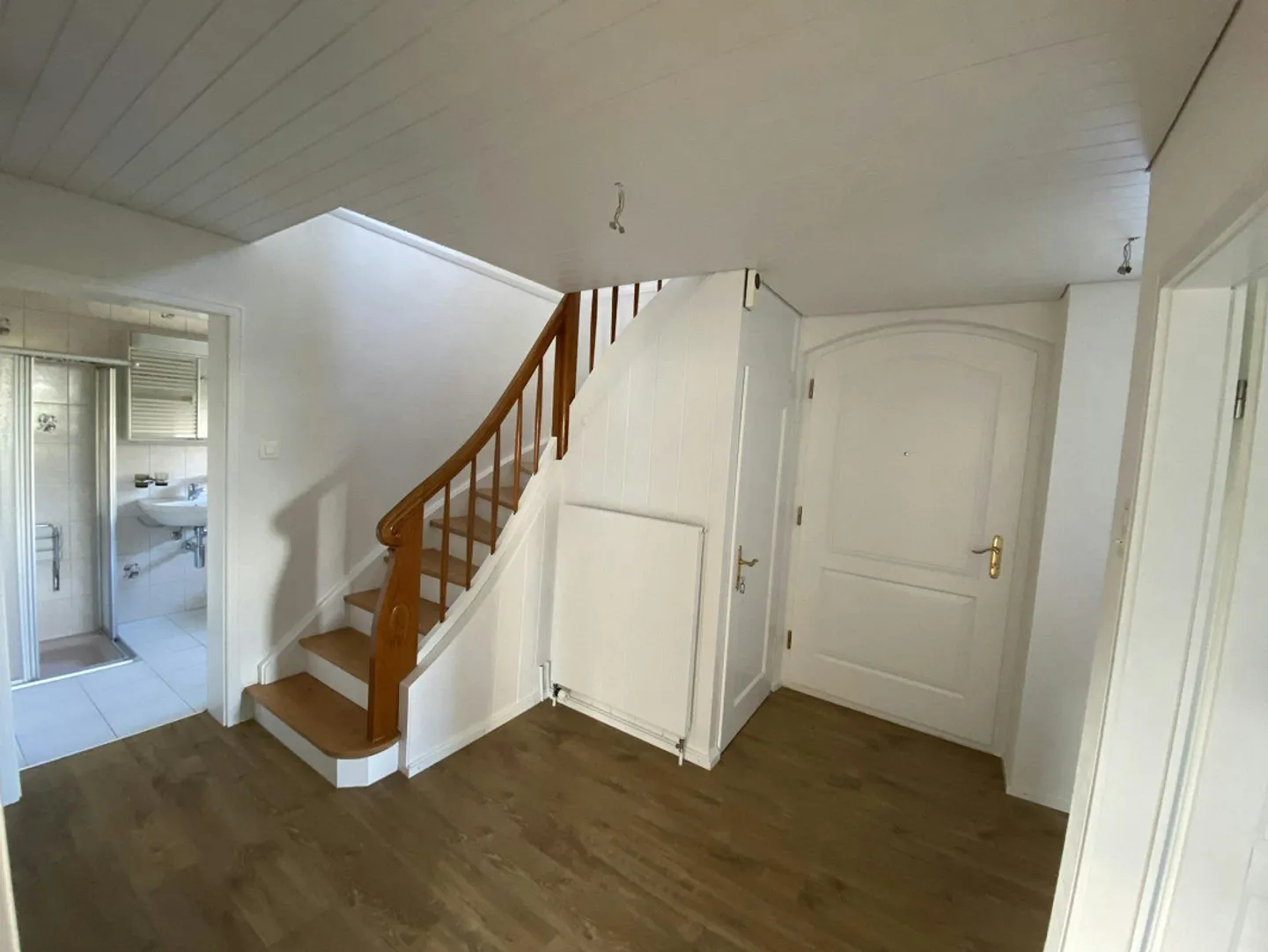 Casa unifamiliare indipendente, parzialmente ristrutturata con grande giardino - Foto 5 di 13