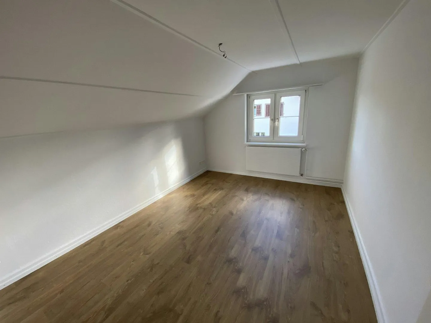 Casa unifamiliare indipendente, parzialmente ristrutturata con grande giardino - Foto 10 di 13