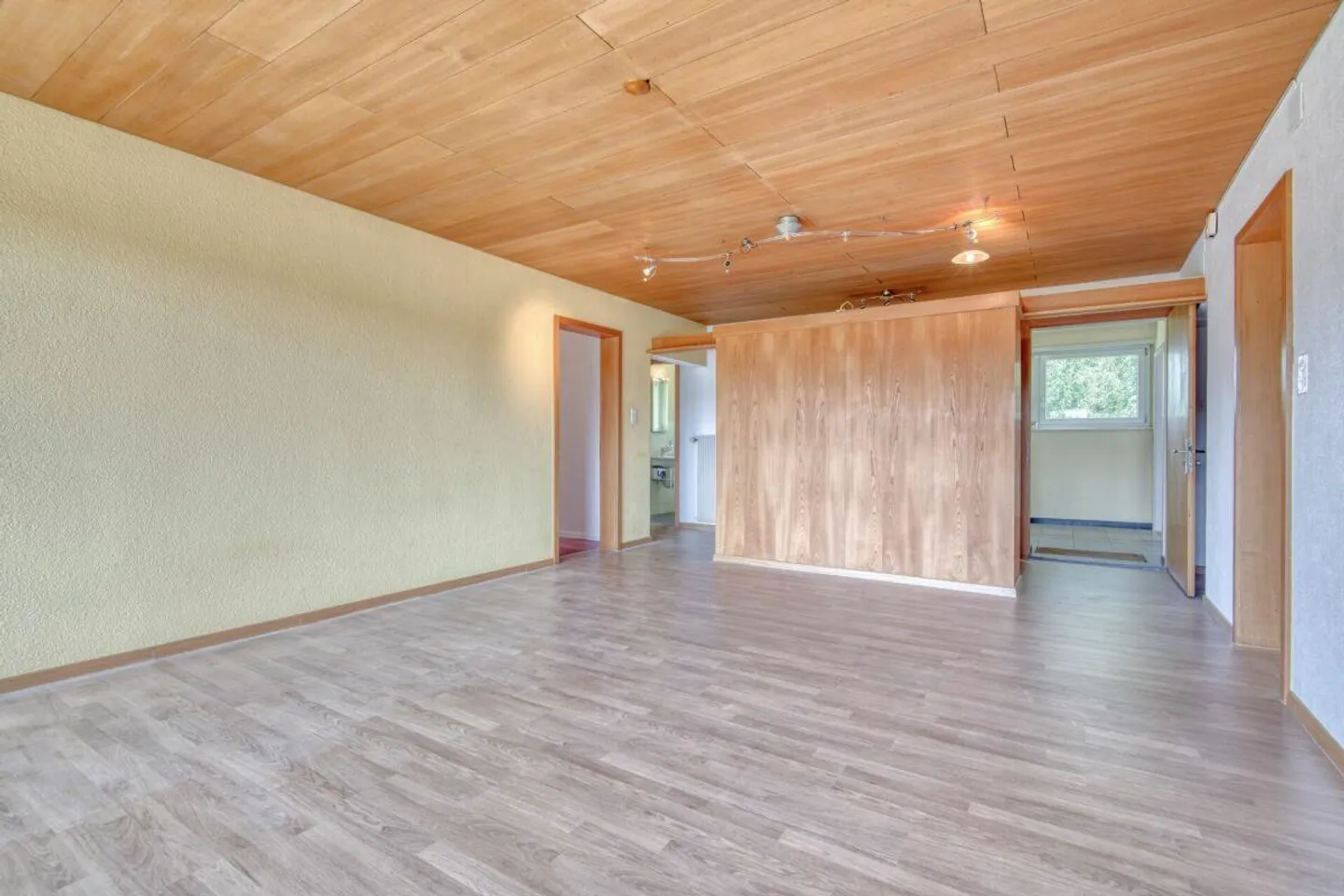 Appartement lumineux de 6½ pièces avec balcon et vue dégagée sur la verdure - Photo 3 sur 22